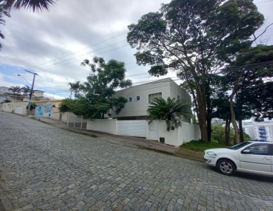 Casa  com 220m²  sendo 2 pavimentos na melhor localização do Itaguaçu.