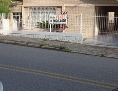 Casa com 2 dormitórios e terreno de 300m² no bairro Estreito.