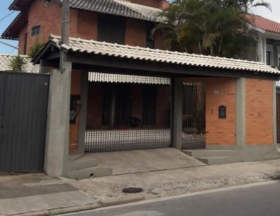 Casa de 2 pavimentos com  3 dormitórios no Bairro santa Mônica.