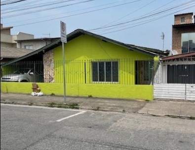 Casa com 3 dormitórios, sendo 1 suíte, edícula e garagem no bairro Roçado.