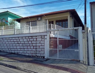 Casa com 3 dormitórios ( suíte), edícula e garagem no Abraão.