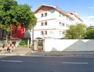 Apartamento de 2 dormitórios (suíte), com armários e garagem em Coqueiros.