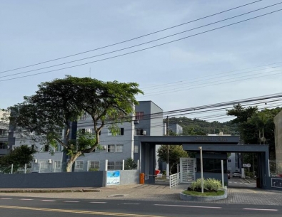 Apartamento reformado de 2 dormitórios com estacionamento em Coqueiros.