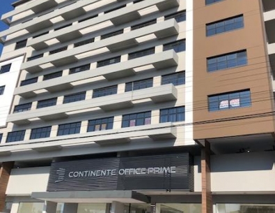 Sala comercial com 2 garagens no bairro Capoeiras.