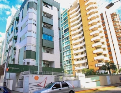 Apartamento de 1 dormitório, sendo suíte,escritório, bwc social e garagem no Centro de Florianópolis