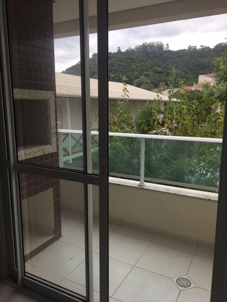 Apartamento de 2 dormitórios(Sendo 1 suíte)  sacada e garagem em Canasvieiras.