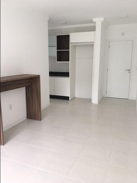 Apartamento de 2 dormitórios(Sendo 1 suíte)  sacada e garagem em Canasvieiras.