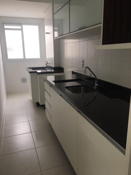 Apartamento de 2 dormitórios(Sendo 1 suíte)  sacada e garagem em Canasvieiras.