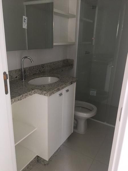 Apartamento de 2 dormitórios(Sendo 1 suíte)  sacada e garagem em Canasvieiras.