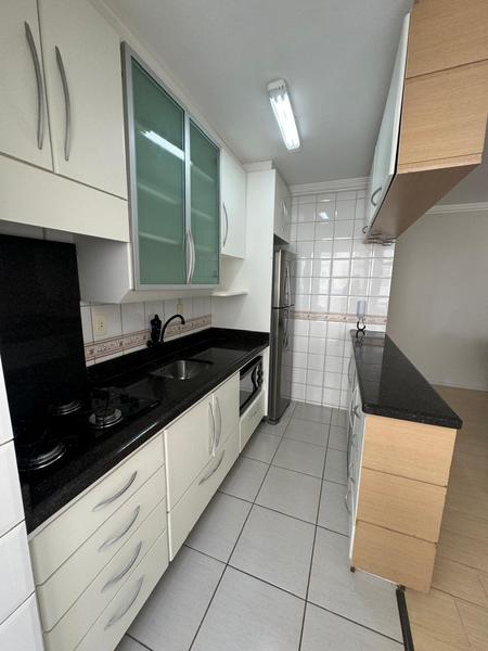 Apartamento com 2 domitórios e garagem no Abraão.