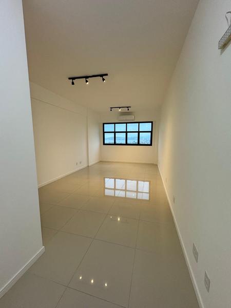 Sala comercial com 32 m² e garagem privativa em Capoeiras.