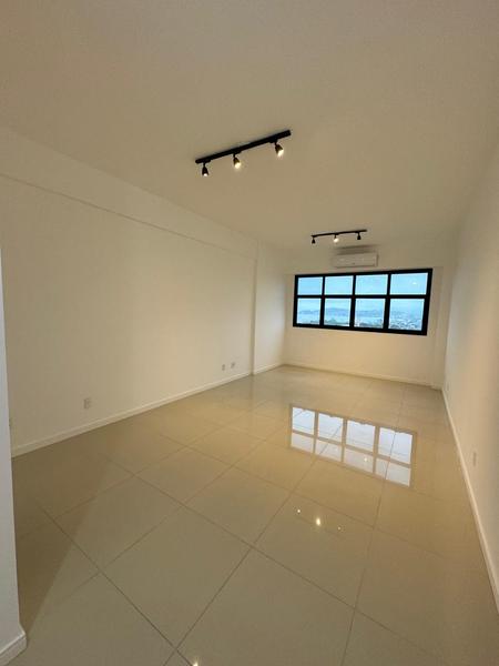 Sala comercial com 32 m² e garagem privativa em Capoeiras.