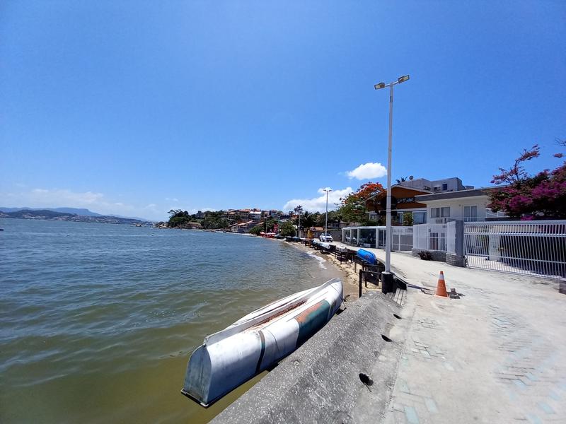 Lindo terreno na praia das Palmeiras no bairro Itaguaçu.