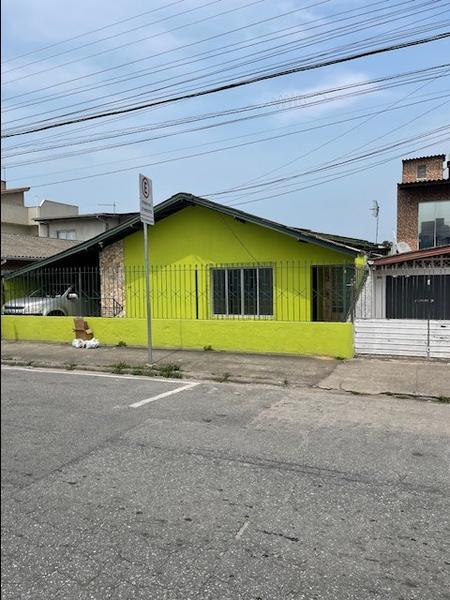 Casa com 3 dormitórios, sendo 1 suíte, edícula e garagem no bairro Roçado.