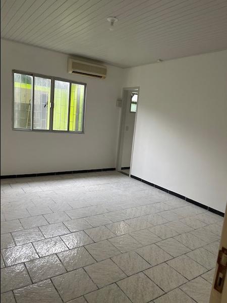 Casa com 3 dormitórios, sendo 1 suíte, edícula e garagem no bairro Roçado.