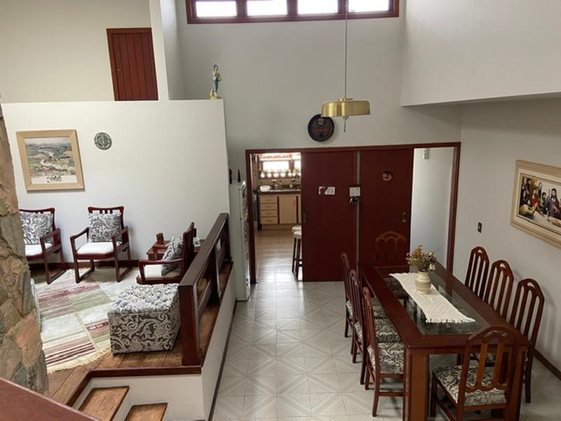 Casa com 4 dormitórios, sendo 2 suítes e 3 garagens no Itaguaçú.