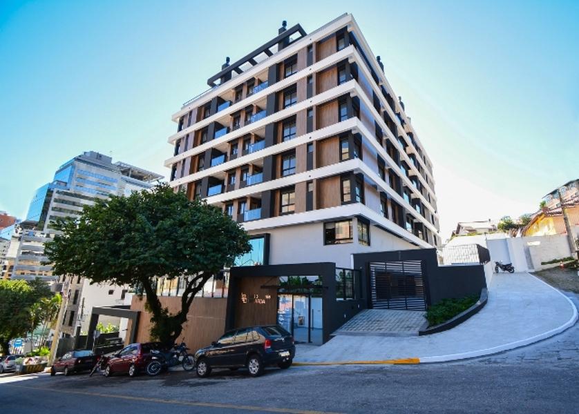 Apartamento de 3 suítes e 2 garagens no Edifício Lago De Garda no Centro de Florianopolis.