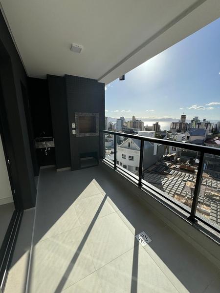 Apartamento de 3 suítes e 2 garagens no Edifício Lago De Garda no Centro de Florianopolis.