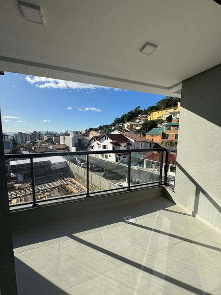 Apartamento de 3 suítes e 2 garagens no Edifício Lago De Garda no Centro de Florianopolis.