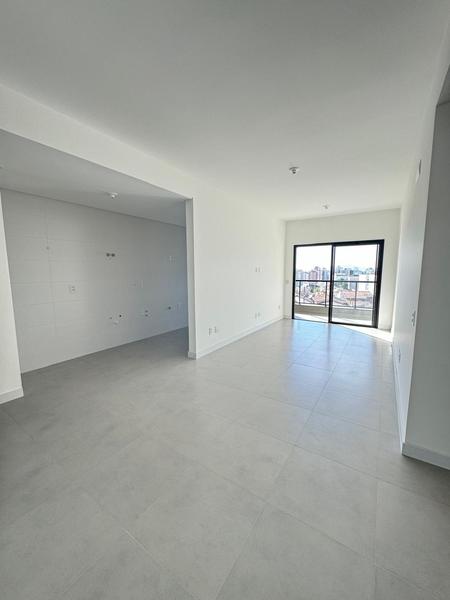 Apartamento de 3 suítes e 2 garagens no Edifício Lago De Garda no Centro de Florianopolis.