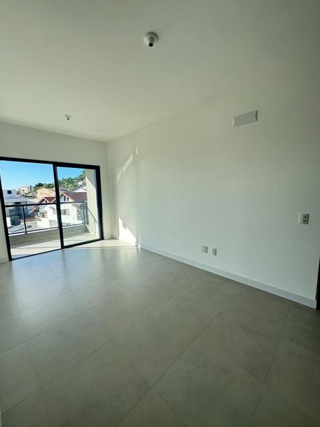 Apartamento de 3 suítes e 2 garagens no Edifício Lago De Garda no Centro de Florianopolis.