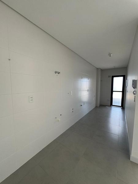 Apartamento de 3 suítes e 2 garagens no Edifício Lago De Garda no Centro de Florianopolis.