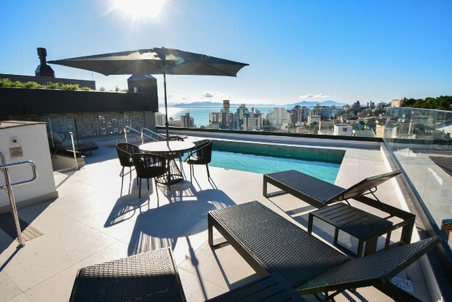 Apartamento de 3 suítes e 2 garagens no Edifício Lago De Garda no Centro de Florianopolis.