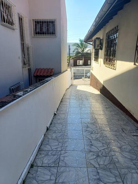 Casa com 3 dormitórios ( suíte), edícula e garagem no Abraão.