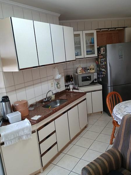 Apartamento de 3 dormitórios (suíte), dependência completa e 2 garagens em capoeiras.