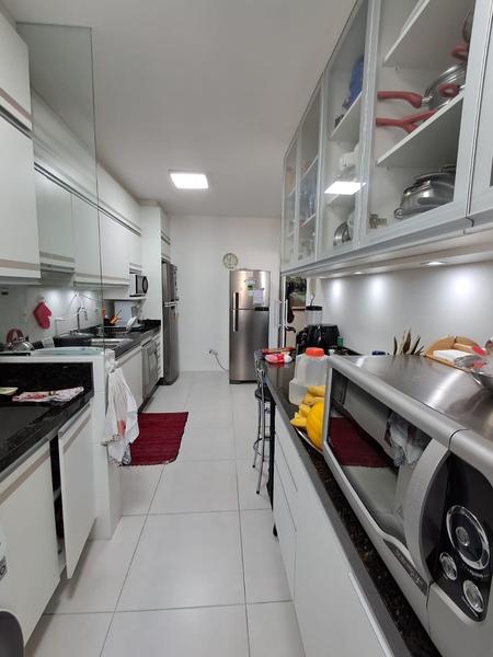 Apartamento com 3 suítes, lavabo e 2 garagens no Jardim Atlântico.