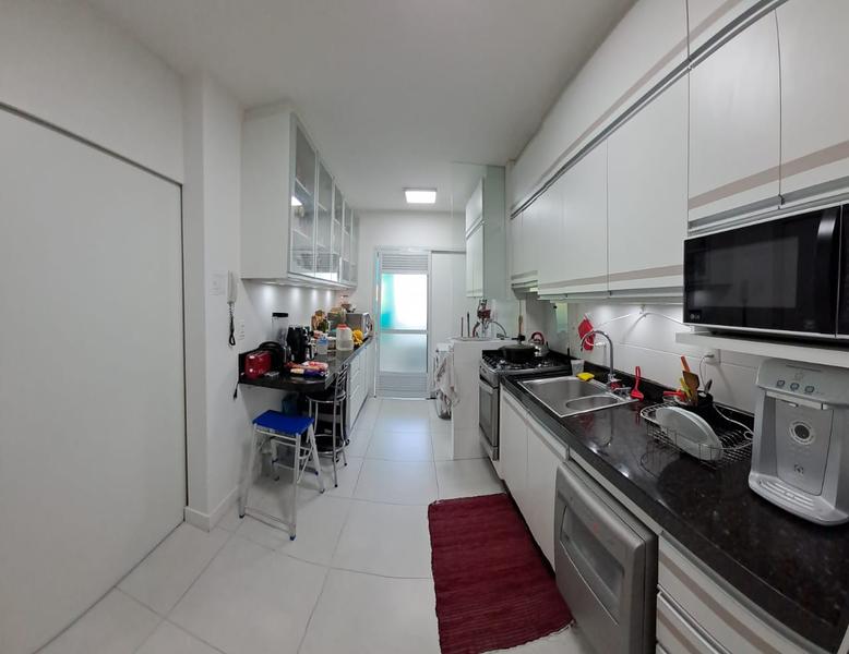 Apartamento com 3 suítes, lavabo e 2 garagens no Jardim Atlântico.