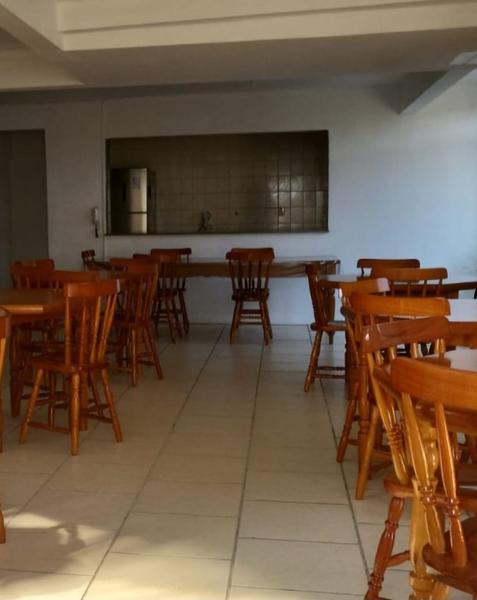 Apartamento de 2 dormitórios mobiliado, reformado e com garagem em Capoeiras.