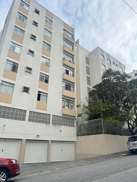 Apartamento de 3 dormitórios (suíte), 2 salas e garagem no Centro de Florianópolis.