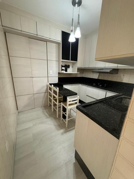 Apartamento de 3 dormitórios (suíte), 2 salas e garagem no Centro de Florianópolis.