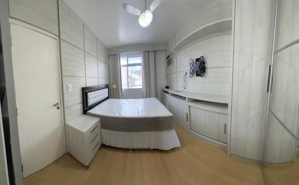 Apartamento de 3 dormitórios (suíte), 2 salas e garagem no Centro de Florianópolis.