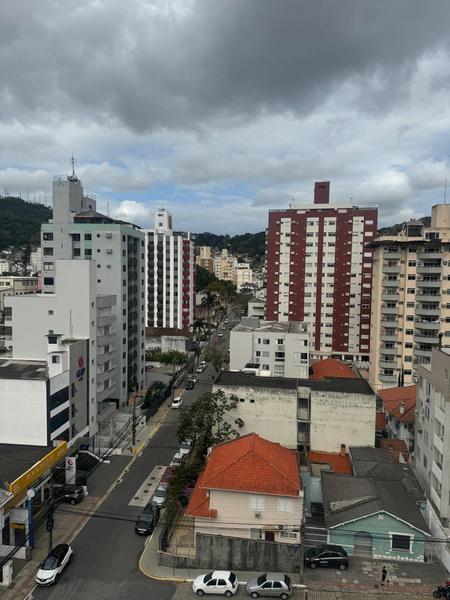 Apartamento de 3 dormitórios (suíte), 2 salas e garagem no Centro de Florianópolis.