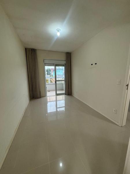 Apartamento de 3 dormitórios (suíte), sacada/churrasqueira e 2 garagens no Estreito.