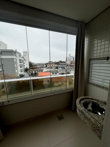 Apartamento de 3 dormitórios (suíte), sacada/churrasqueira e 2 garagens no Estreito.