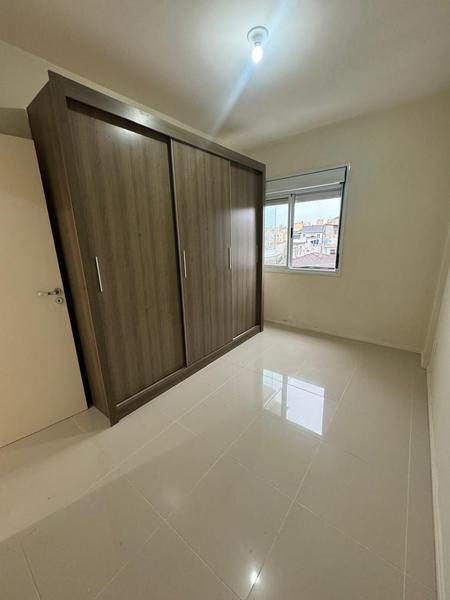 Apartamento de 3 dormitórios (suíte), sacada/churrasqueira e 2 garagens no Estreito.