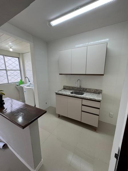 Apartamento reformado de 2 dormitórios com estacionamento em Coqueiros.