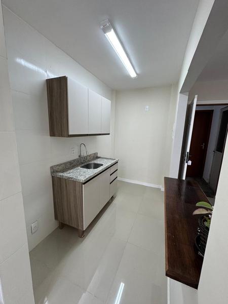 Apartamento reformado de 2 dormitórios com estacionamento em Coqueiros.