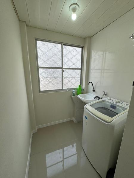 Apartamento reformado de 2 dormitórios com estacionamento em Coqueiros.