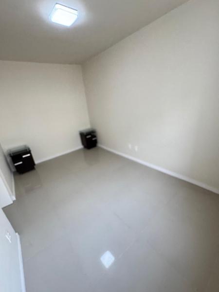 Apartamento reformado de 2 dormitórios com estacionamento em Coqueiros.