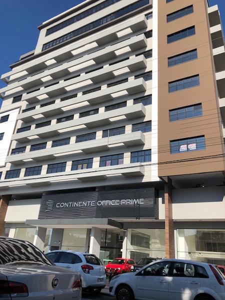 Sala comercial com 2 garagens no bairro Capoeiras.