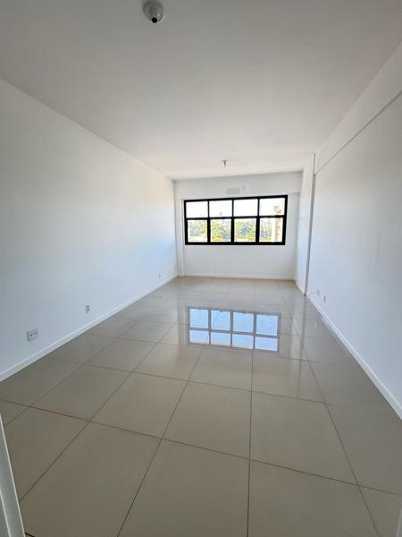 Sala comercial com 2 garagens no bairro Capoeiras.