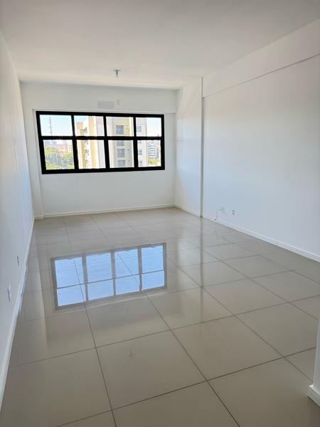 Sala comercial com 2 garagens no bairro Capoeiras.