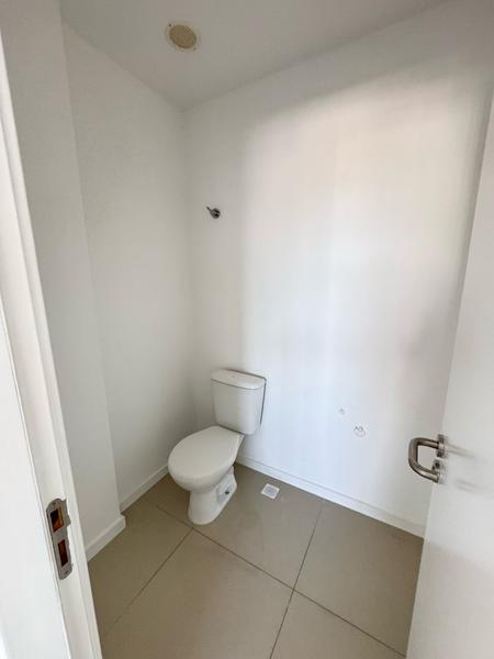 Sala comercial com 2 garagens no bairro Capoeiras.
