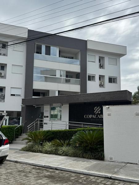 Apartamento no bairro Ingleses com 2 dormitórios (suíte) e 2 garagens.