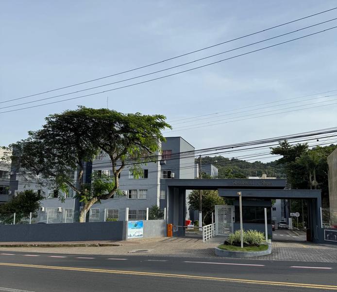 Apartamento de 2 dormitórios reformado, com estacionamento.
