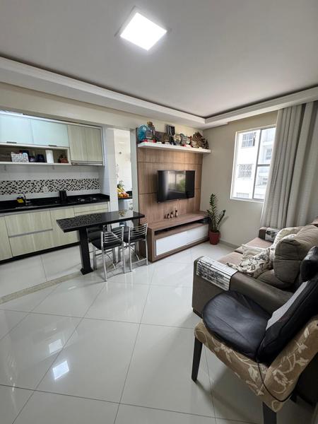Apartamento de 2 dormitórios reformado, com estacionamento.